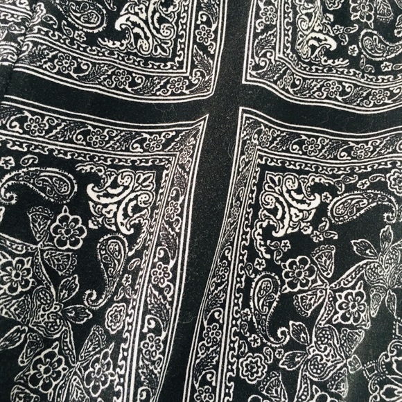 Patterned Black and White Leggings - Picture 3 of 3